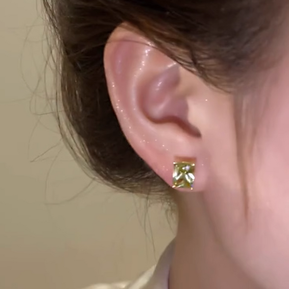 Two Ways to Wear Elegant Flower Stud Earrings
